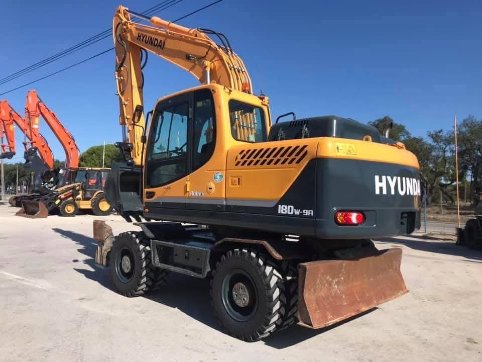 بيع وشراء حفارات في سوريا، متوفر حفار هونداي R180W-9 دولاب موديل 2015، سوري، متوفر في حمص بحالة ممتازة