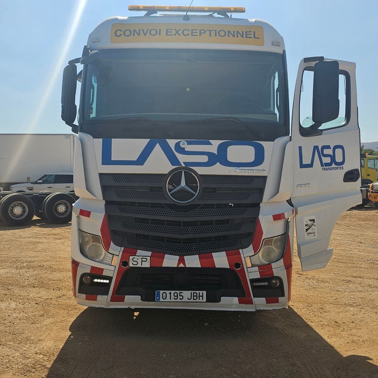 Buy and sell Mercedes Actros trucks in Syria, available Mercedes Actros 2551 truck model 2015, in excellent condition, available in Damascus for sale