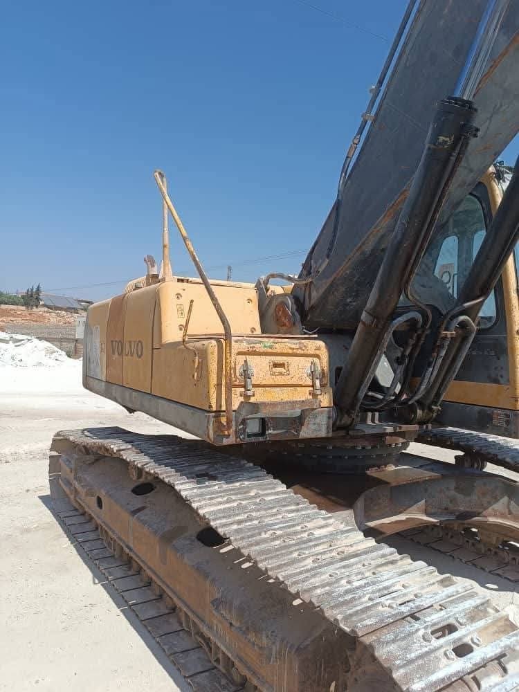 Backhoe Excavator volvo model 2014, located in Damascus, where to buy a used excavator in Syria