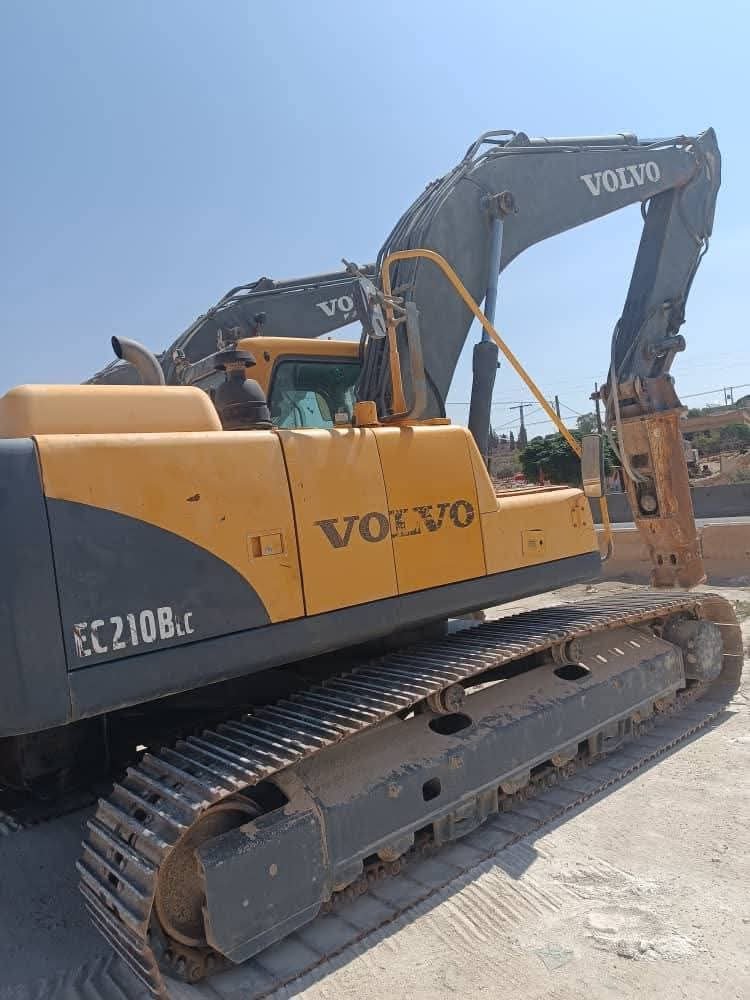 Backhoe Excavator volvo model 2014, located in Damascus, where to buy a used excavator in Syria