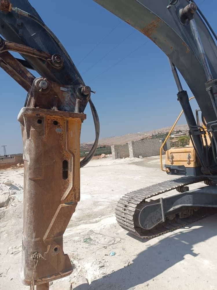 Backhoe Excavator volvo model 2014, located in Damascus, where to buy a used excavator in Syria