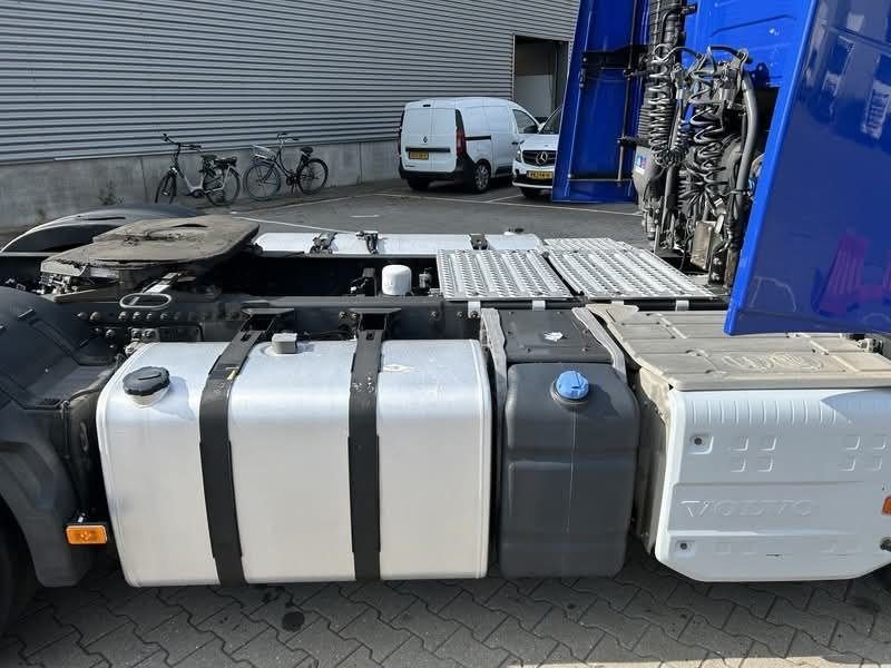 رأس سيارة شاحنة فولفو 420 موديل 2016 وارد أوروبي جديد تواجد اللاذقية، بيع شاحنات النقل الثقيل سوريا