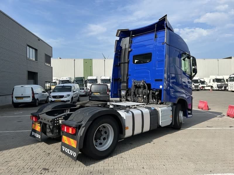 رأس سيارة شاحنة فولفو 420 موديل 2016 وارد أوروبي جديد تواجد اللاذقية، بيع شاحنات النقل الثقيل سوريا