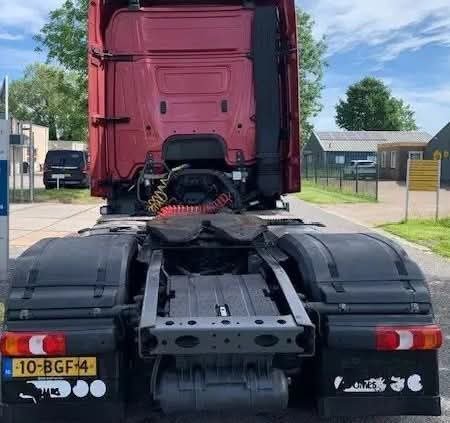 رأس سيارة شاحنة Actros 1840 موديل 2015، عدد الكيلومترات 711409، سوست ومنافيخ، تواجد اللاذقية، أسعار منافسة في سوق المعدات