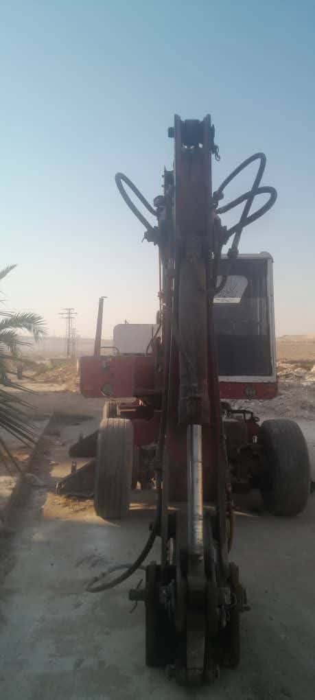 Poclain excavator 1990 model in excellent condition, ready to work, located in Al-Hasakah, largest heavy equipment market in Syria