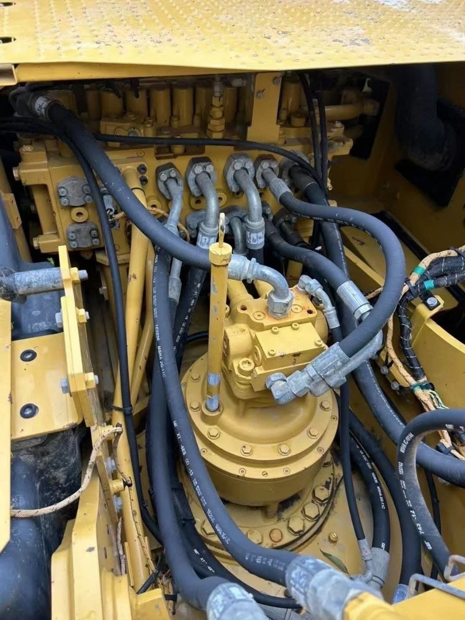 CAT323 excavator, 2011 model, located in Damascus - Yaafour, don’t miss the chance to own the cleanest heavy machinery in Syria