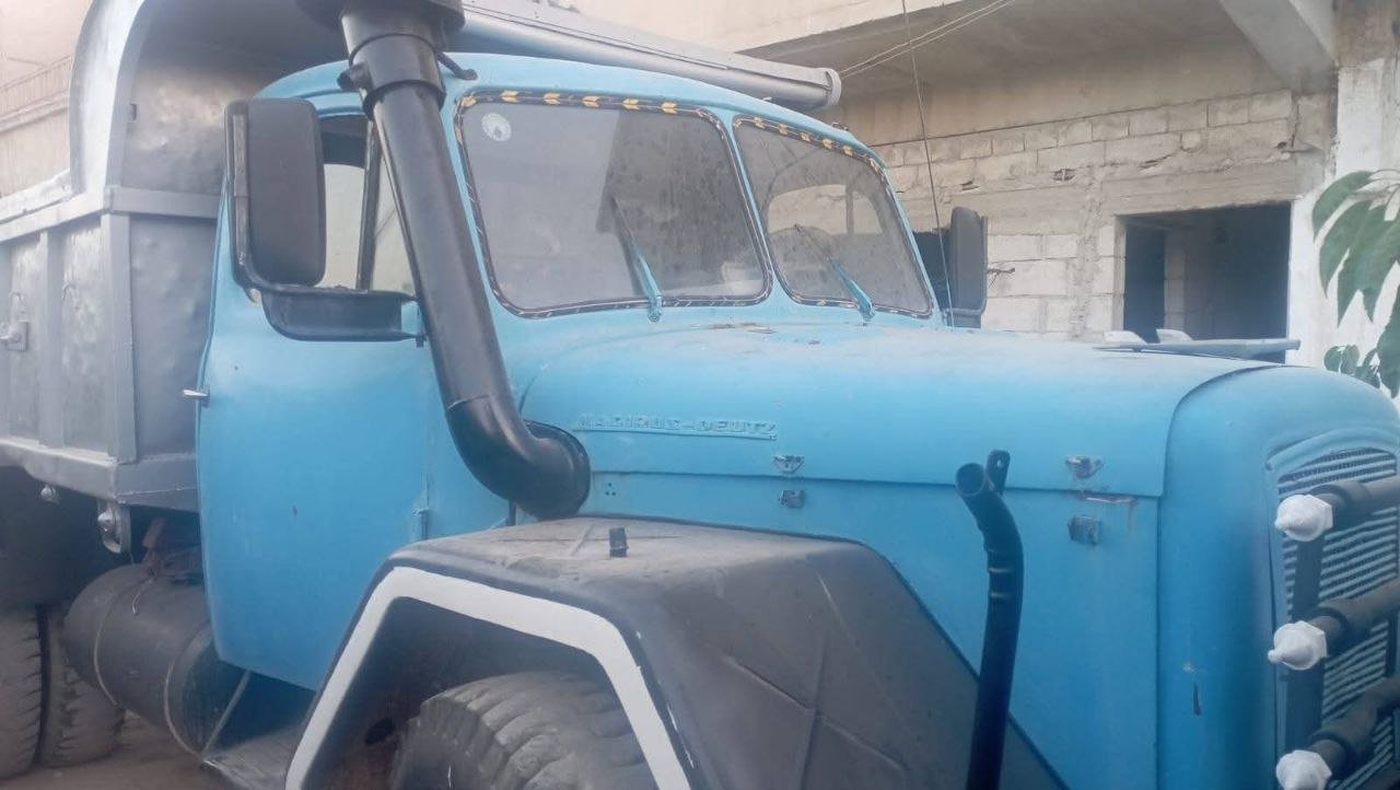 شاحنة قلاب مرسيدس خمس أمتار موديل 2006 موجودة في دمشق, أكبر سوق لبيع الشاحنات في سوريا