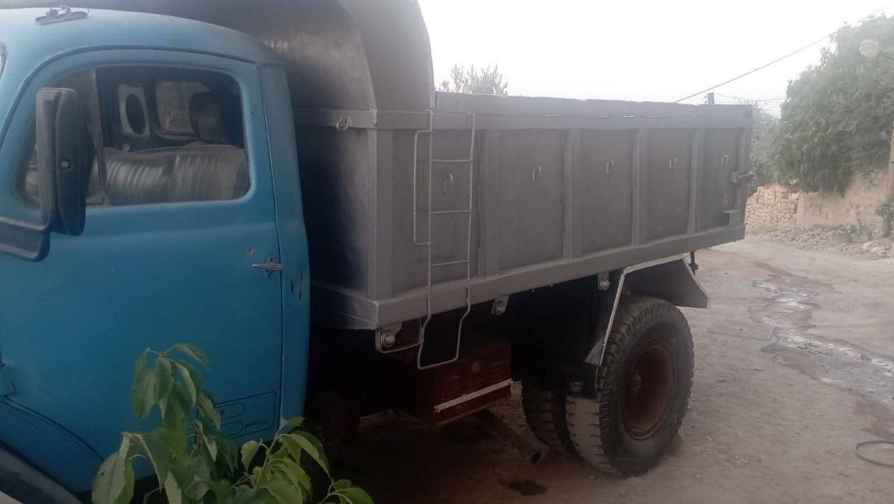 شاحنة قلاب مرسيدس خمس أمتار موديل 2006 موجودة في دمشق, أكبر سوق لبيع الشاحنات في سوريا