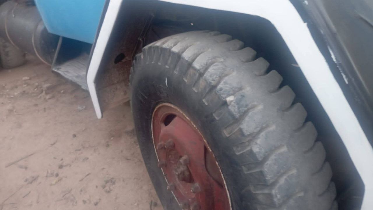 شاحنة قلاب مرسيدس خمس أمتار موديل 2006 موجودة في دمشق, أكبر سوق لبيع الشاحنات في سوريا