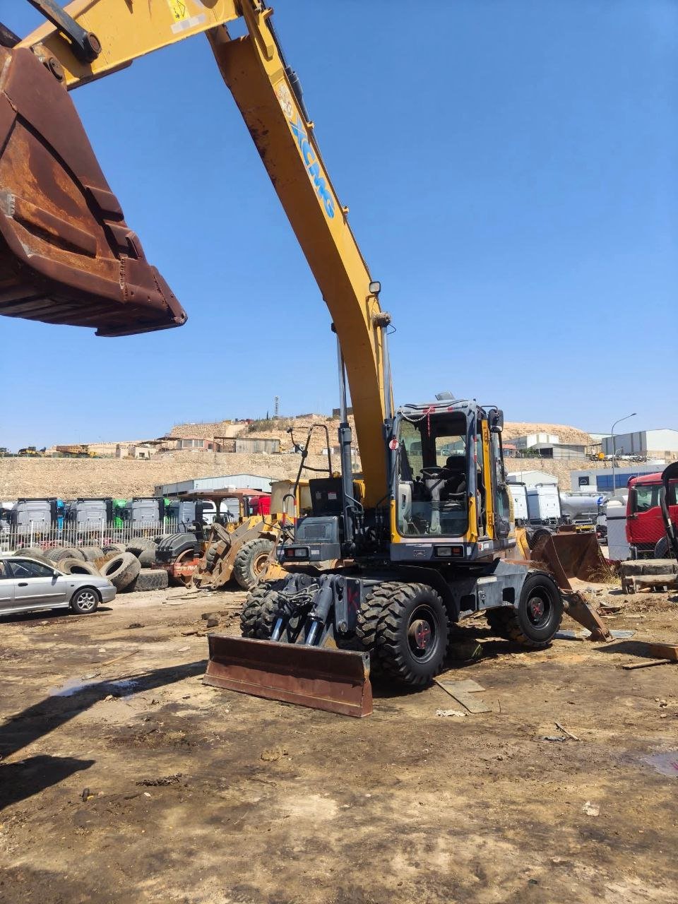 Excavator XCMG 210W Model 2017 Located in Aleppo in Excellent Condition
