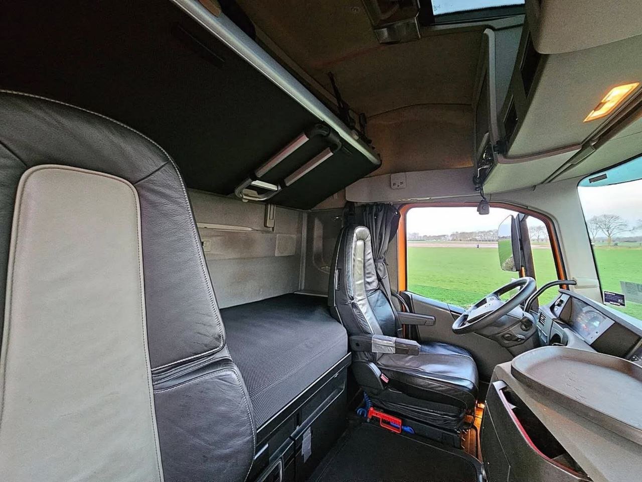 رأس سيارة شاحنة Volvo 420 مديل 2015 وارد أوروبي مجمرك للبيع في اللاذقية, بيع وشراء المعدات الثقيلة سوريا