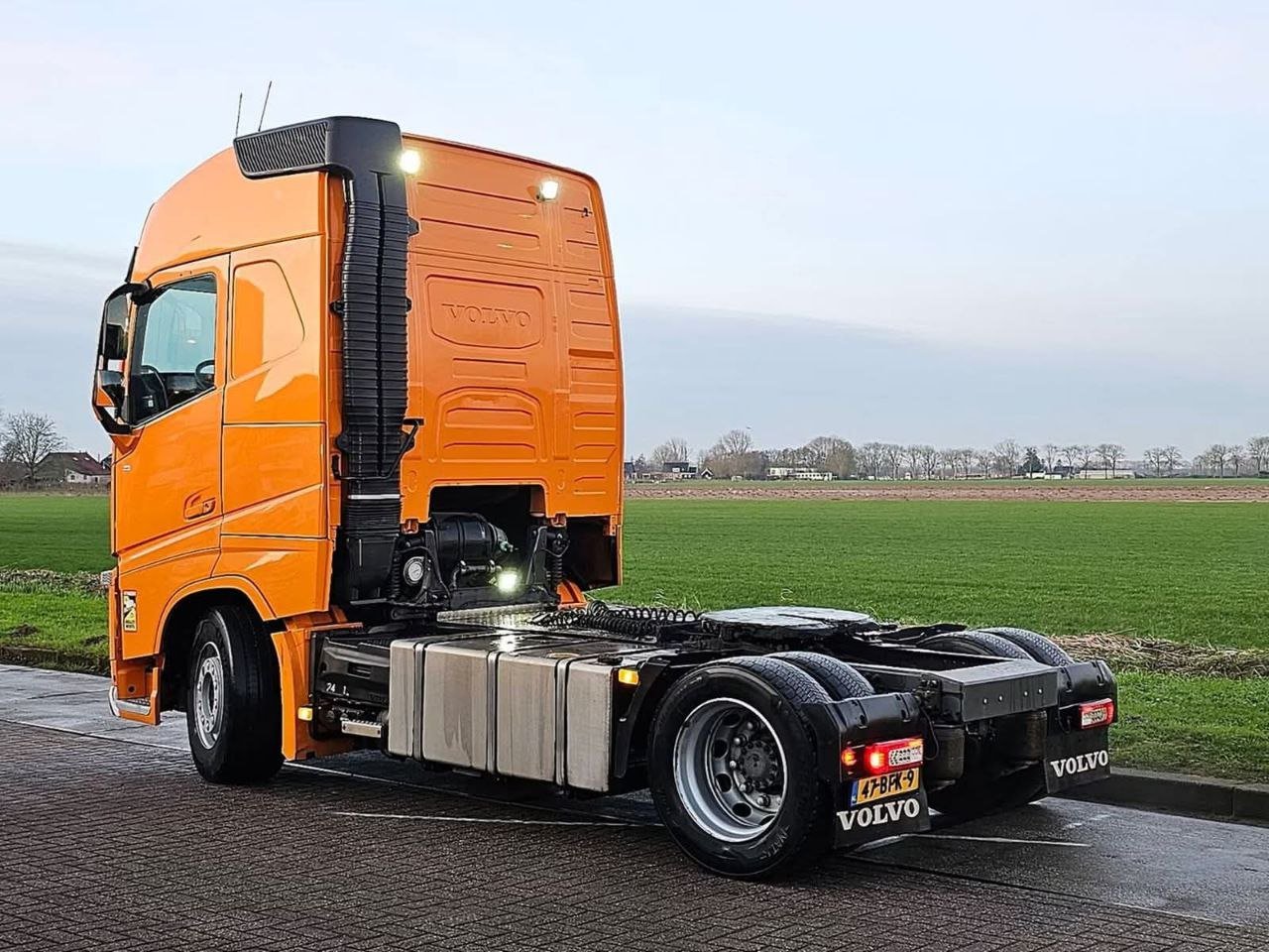 Truck car head Volvo 420 Model 2015 European Imported and Cleared for Sale in Latakia, Heavy Equipment Buy and Sell Syria