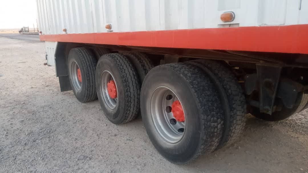 Iveco تريلا مديل 2011 طول 15 متر عرض 2.80 ارتفاع الجنب 3 متر , تواجد حماة , تريلات نقل البضائع بين المدن السورية