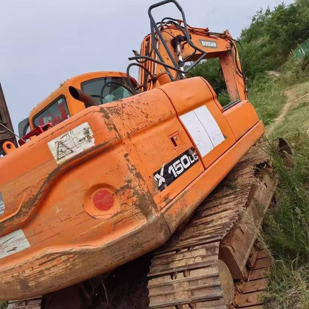 حفارة دوسان للبيع في حمص، حفارة دوسان موديل 150 سنة 1999، تواجد حمص، أسعار المعدات الثقيلة