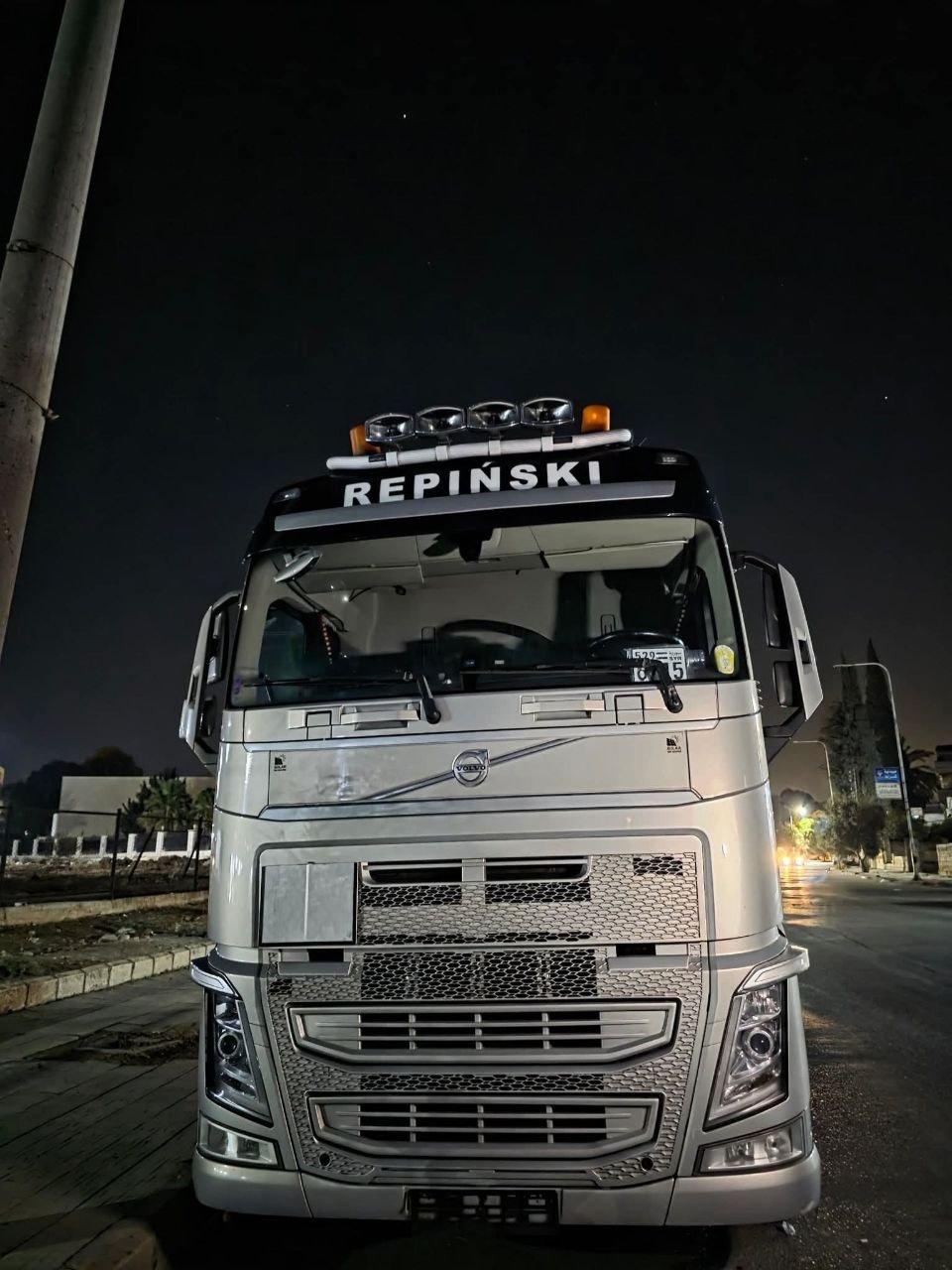 للبيع راس شاحنة فولفو في درعا, راس شاحنة فولفو موديل 460 سنة 2015 تواجد درعا, سوق الشاحنات في سوريا