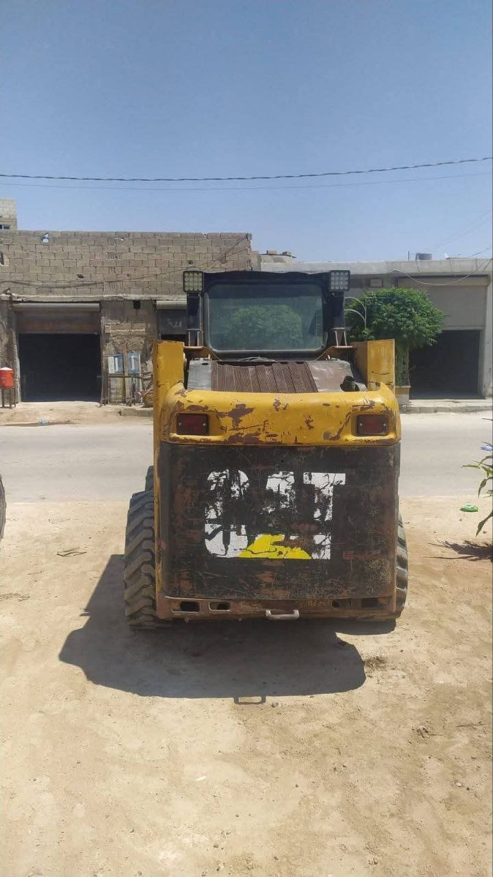 Caterpillar Loader for Sale in Sweida, Caterpillar 210 Loader Model 1995 Located in Sweida, Heavy Equipment Market Syria