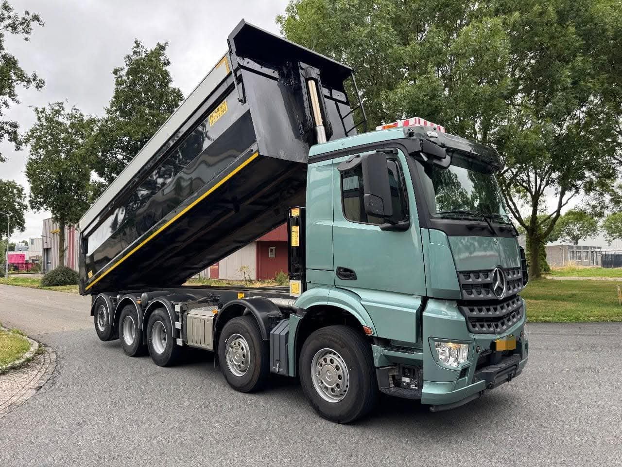 للبيع شاحنة مرسيدس في دمشق, قلاب مرسيدس 210 موديل 2022 تواجد دمشق, سوق الشاحنات في سوريا