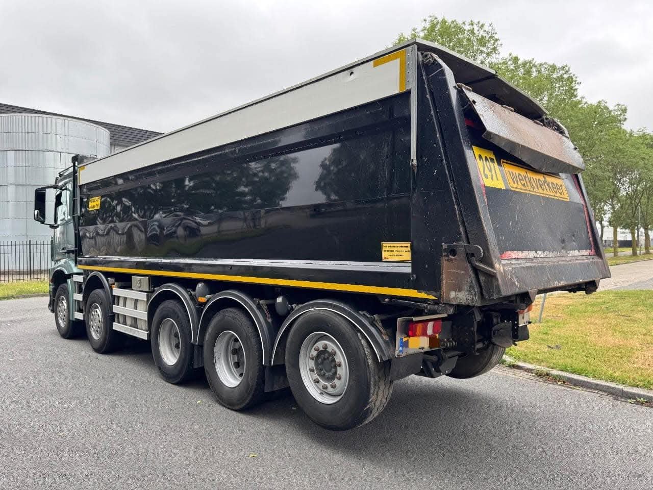 Mercedes Truck for Sale in Damascus, Mercedes Tipper 210 Model 2022 Located in Damascus, Truck Market in Syria