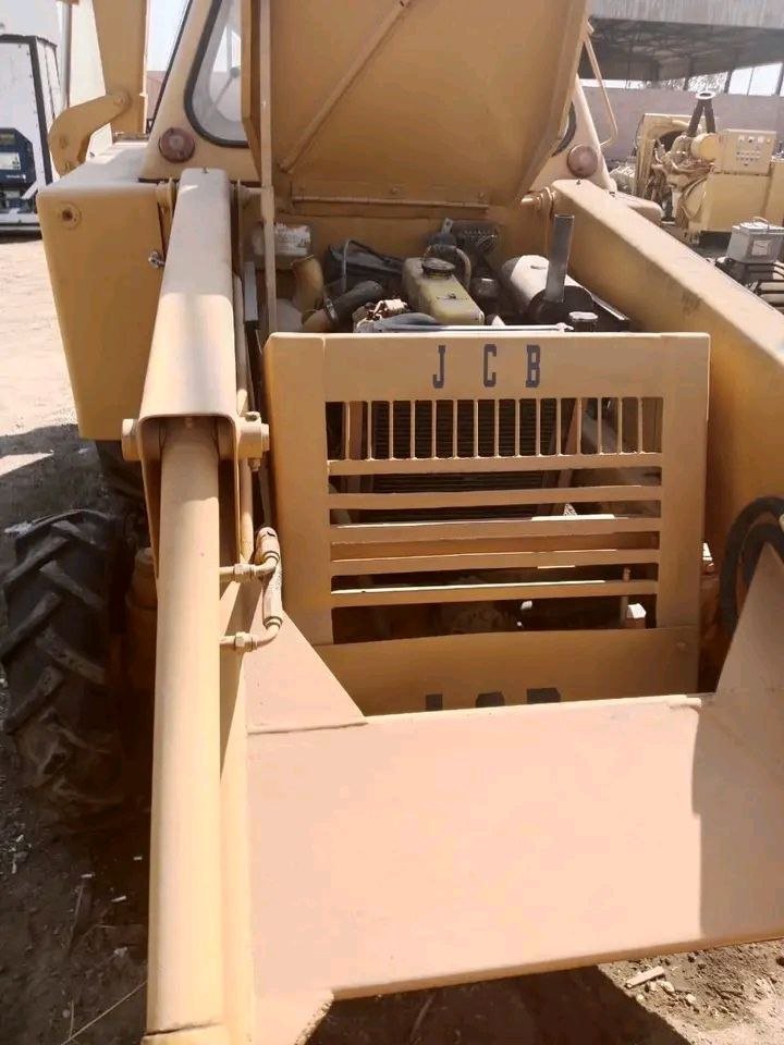 للبيع حفار JCB في حمص, حفار JCB موديل 1998 تواجد حمص, سوق المعدات الثقيلة في سوريا