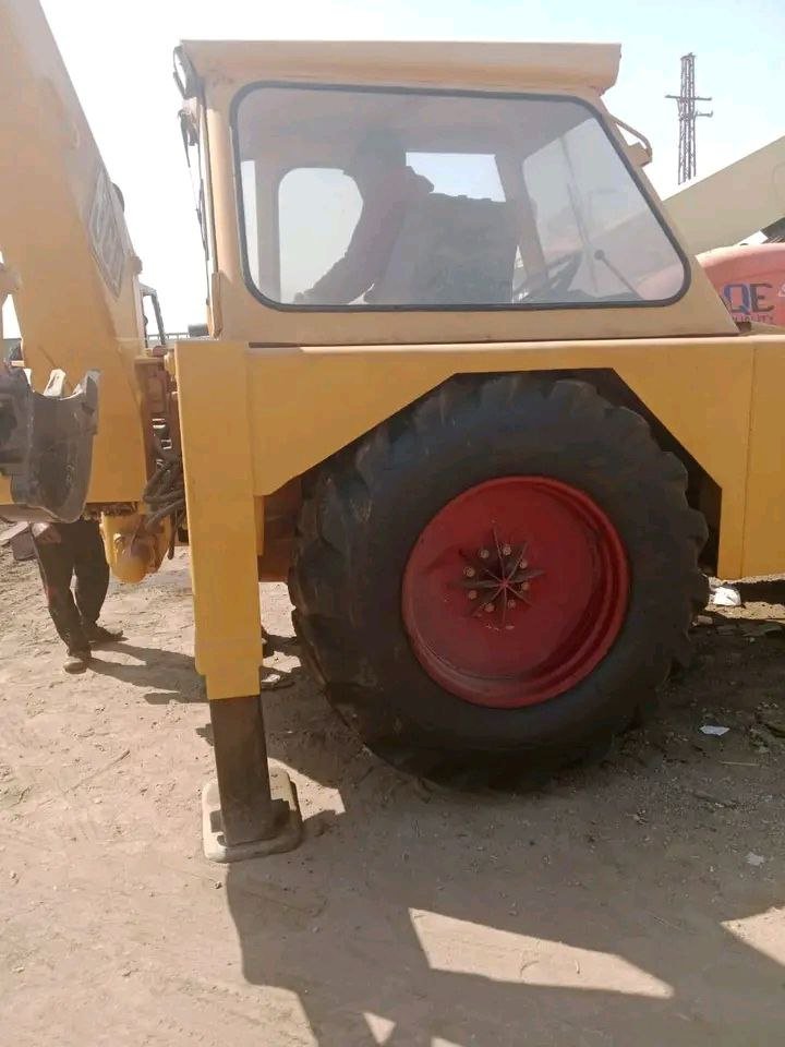 للبيع حفار JCB في حمص, حفار JCB موديل 1998 تواجد حمص, سوق المعدات الثقيلة في سوريا
