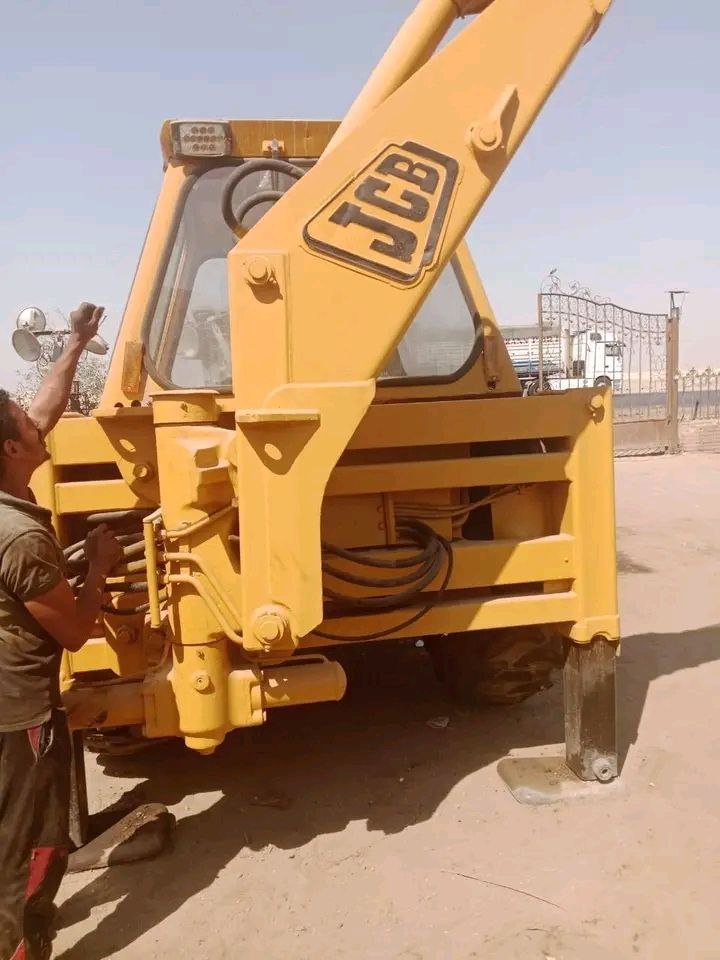للبيع حفار JCB في حمص, حفار JCB موديل 1998 تواجد حمص, سوق المعدات الثقيلة في سوريا
