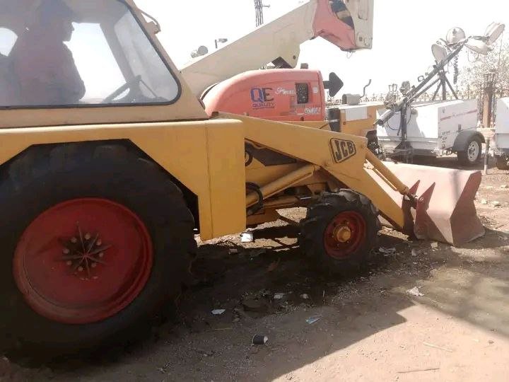 للبيع حفار JCB في حمص, حفار JCB موديل 1998 تواجد حمص, سوق المعدات الثقيلة في سوريا