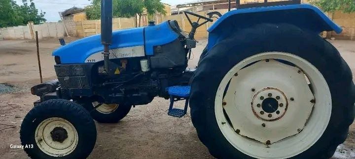 للبيع جرار نيو هولاند في حلب، تراكتور New Holland TT5 موديل 2007، تواجد حلب، أفضل العروض على المعدات الزراعية الثقيلة