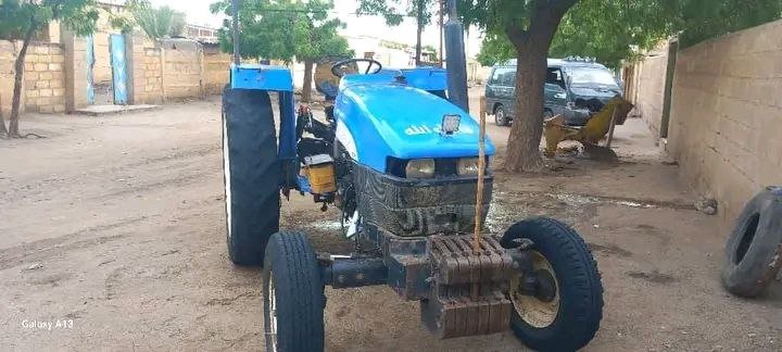 للبيع جرار نيو هولاند في حلب، تراكتور New Holland TT5 موديل 2007، تواجد حلب، أفضل العروض على المعدات الزراعية الثقيلة