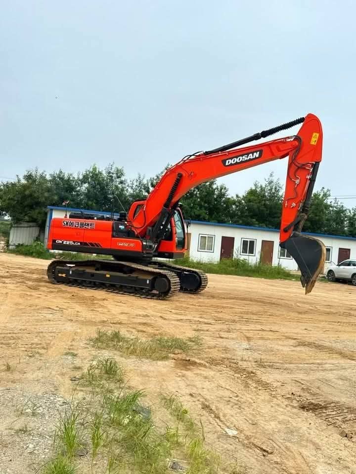 حفار دوسان للبيع في دمشق, باكر دوسان 225 موديل 2024 موجود في دمشق, سوق المعدات الثقيلة في سوريا