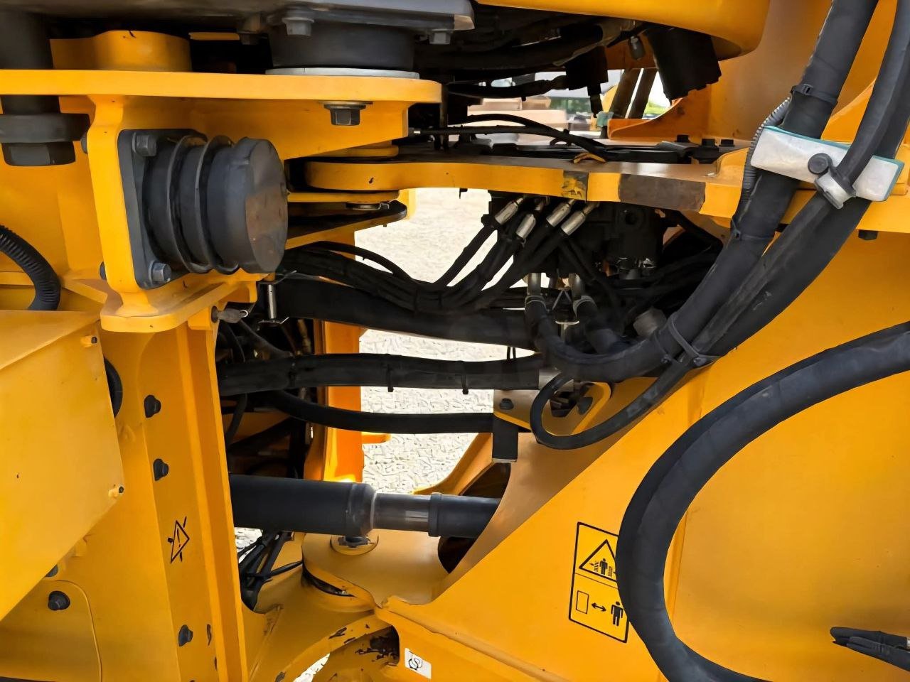 للبيع تركس فولفو في دمشق, لودر VOLVO L90 تواجد دمشق, سوق المعدات الثقيلة في سوريا