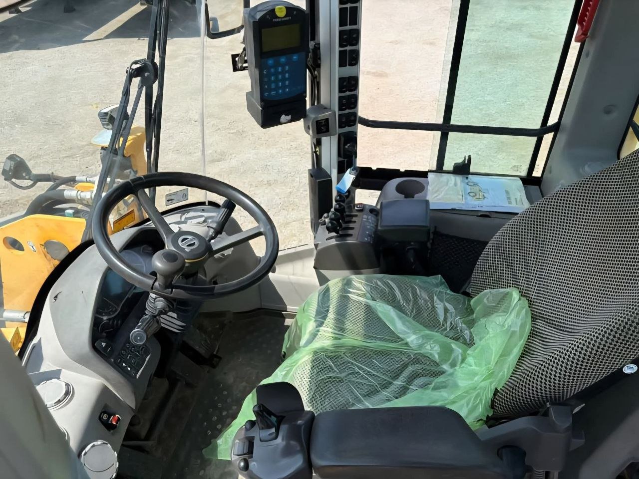 للبيع تركس فولفو في دمشق, لودر VOLVO L90 تواجد دمشق, سوق المعدات الثقيلة في سوريا