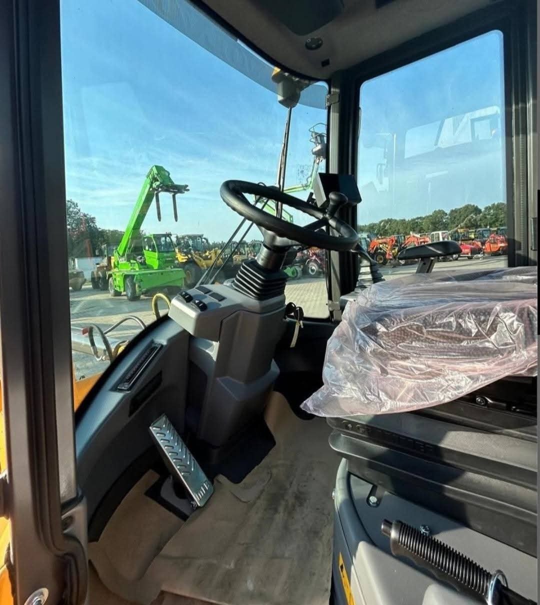 للبيع تركس فولفو في دمشق، لودر VOLVO L30 موديل 2024، تواجد دمشق، أحدث العروض على اللوادر والمعدات الثقيلة