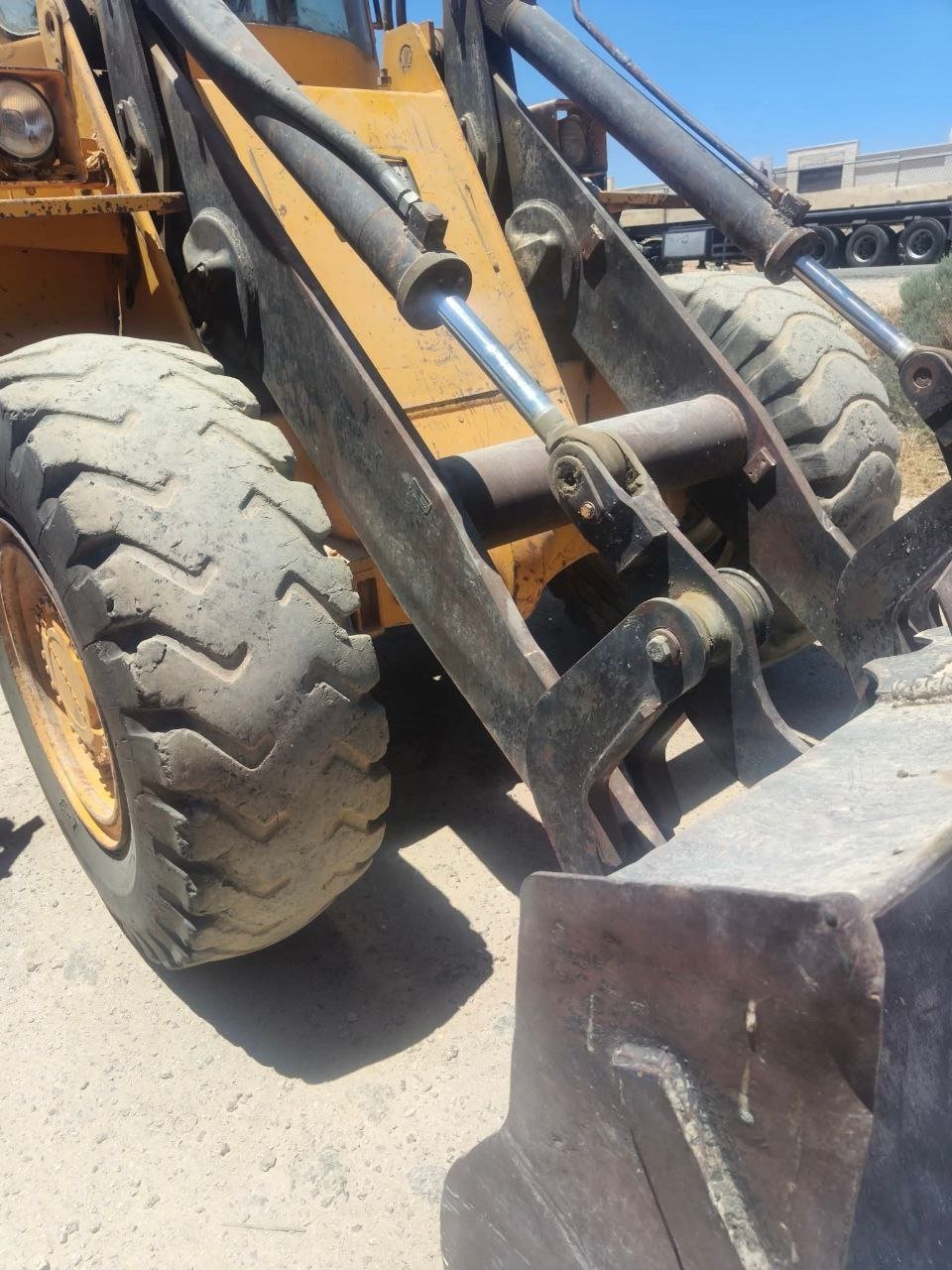 للبيع تركس جي سي بي في درعا، لودر JCB 70 موديل 2003، تواجد درعا، أفضل العروض على اللوادر والمعدات الثقيلة