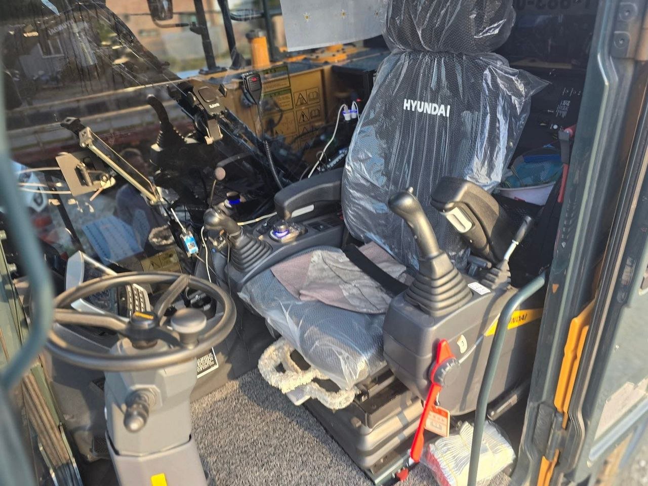 حفار هيونداي للبيع في دمشق، باكر Hyundai HW210A موديل 2023 شبه جديد، تواجد دمشق، أفضل العروض على الحفارات الحديثة والمعدات الثقيلة