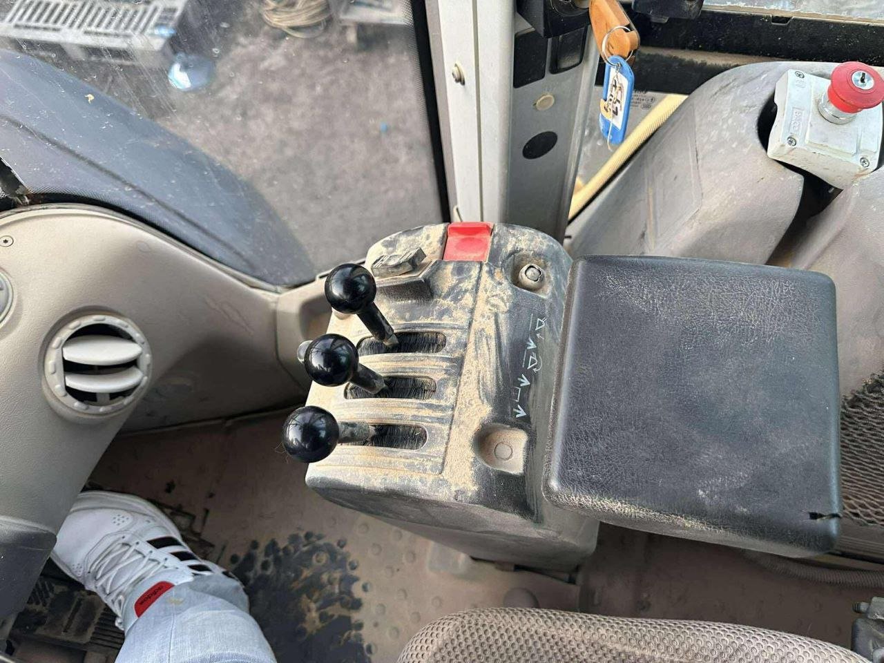 تركس فولفو للبيع في دمشق، لودر فولفو 90F موديل 2016 بحالة ممتازة، تواجد دمشق، أفضل العروض على اللوادر والمعدات الثقيلة