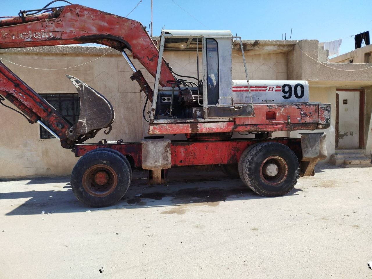 Poclain Excavator for Sale in Syria, Poclain 90 Model 1999 Located in Damascus, Heavy Equipment Market in Syria