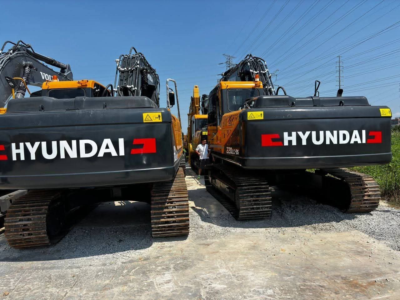 Hyundai Excavator for Sale in Syria, 2022 Hyundai Excavator, Almost New, Located in Idlib, Best Heavy Equipment Deals