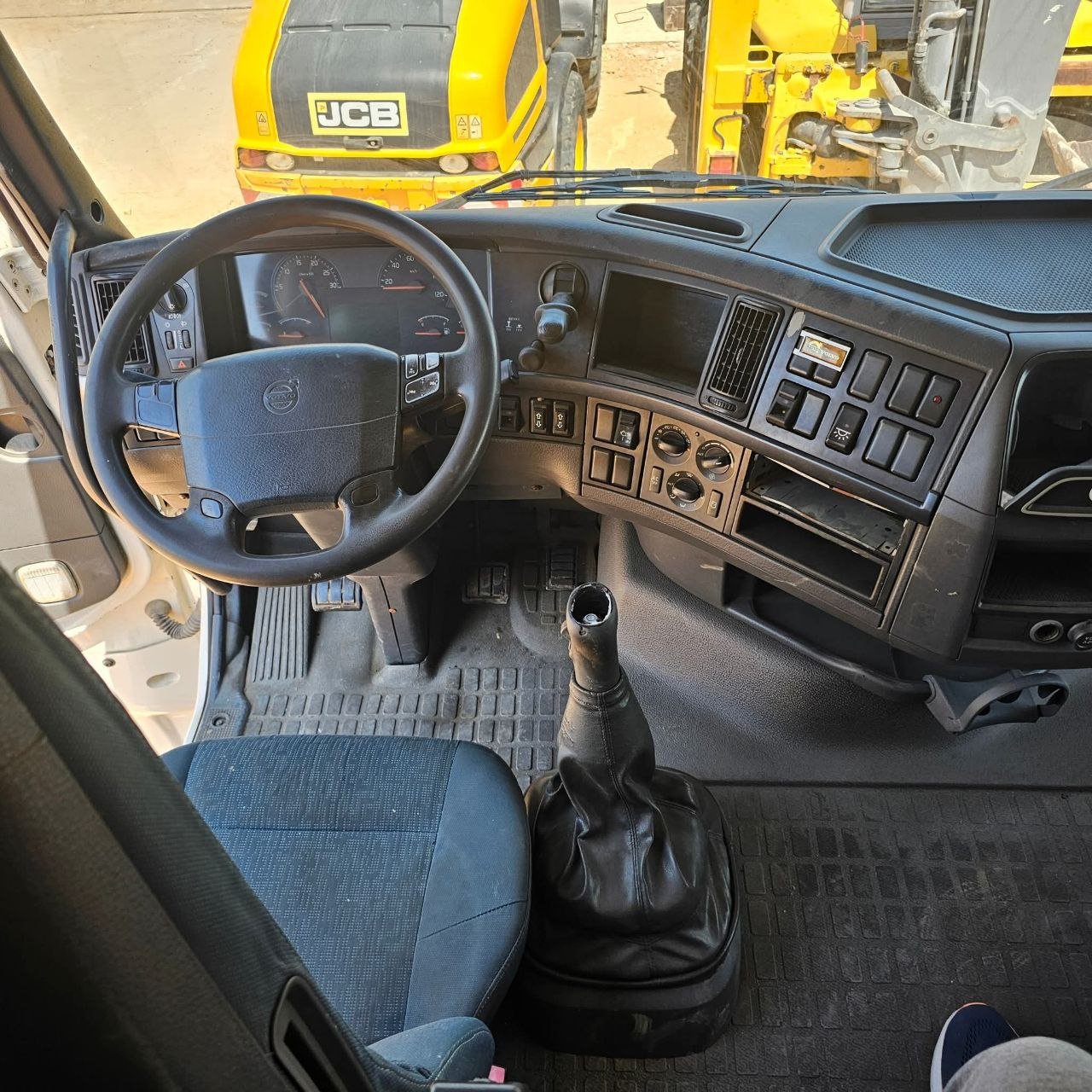 شاحنة قلاب فولفو للبيع في سوريا، قلاب فولفو FH 460 عقرب موديل 2012 بحالة ممتازة، تواجد دمشق، أفضل عروض الشاحنات والمعدات الثقيلة