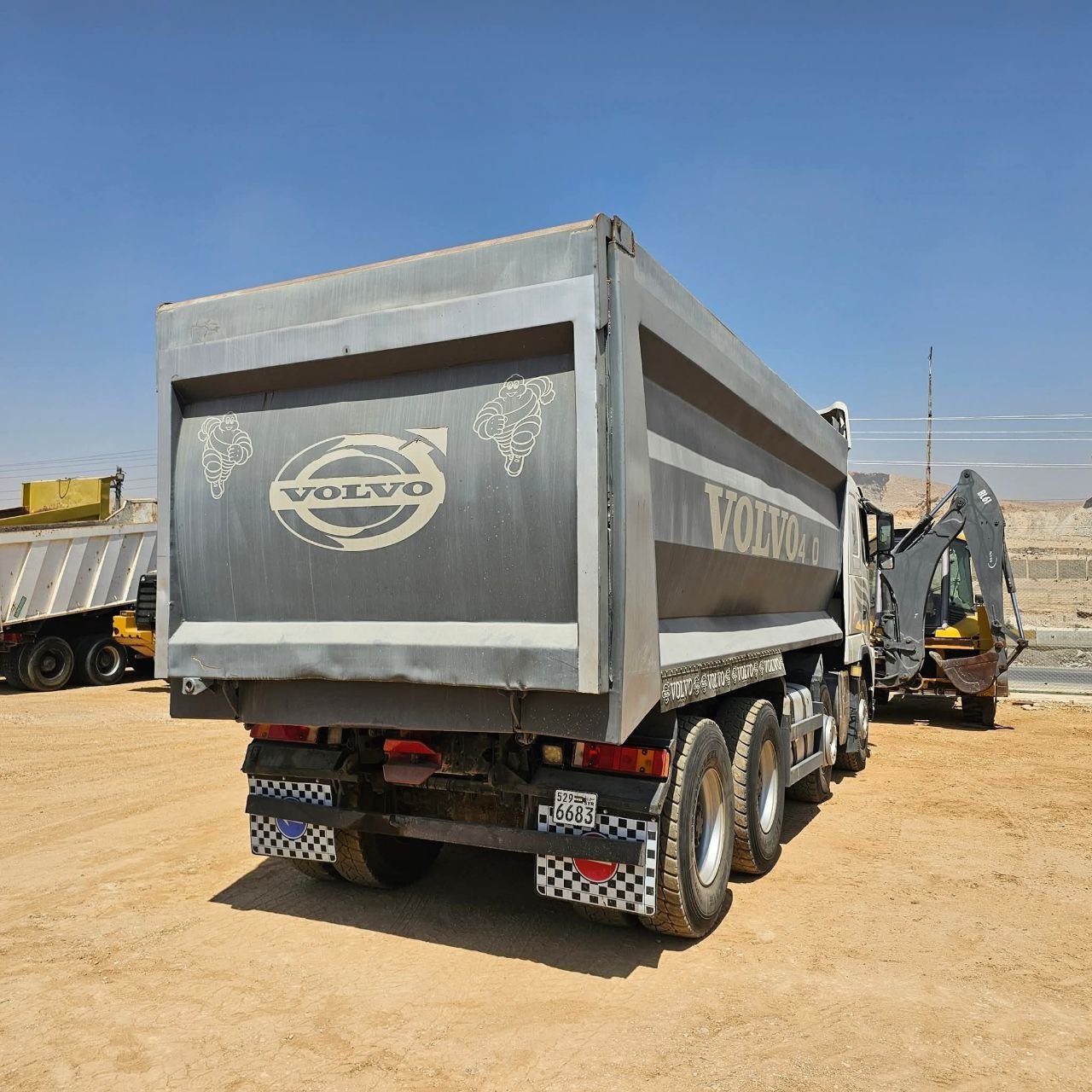 شاحنة قلاب فولفو للبيع في سوريا، قلاب فولفو FH 460 عقرب موديل 2012 بحالة ممتازة، تواجد دمشق، أفضل عروض الشاحنات والمعدات الثقيلة