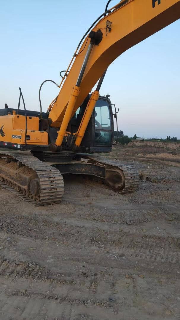 Hyundai excavator for sale in Homs, Hyundai 320, 2012 model, located in Homs, the best site for selling heavy equipment in Syria