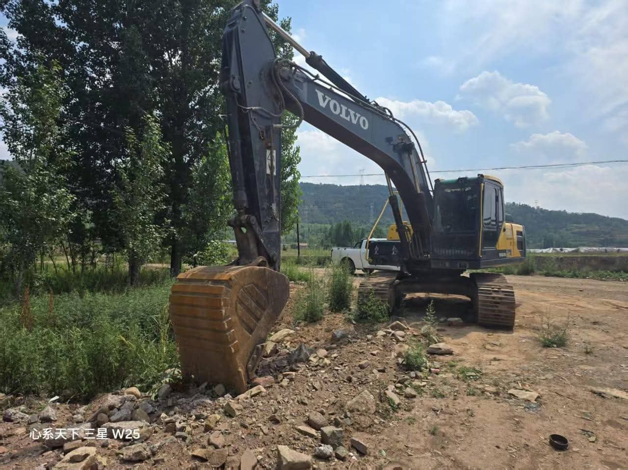 حفار فولفو للبيع في دمشق , باكر فولفو 210 موديل 2013 تواجد دمشق , أفضل موقع لبيع المعدات الثقيلة في سوريا