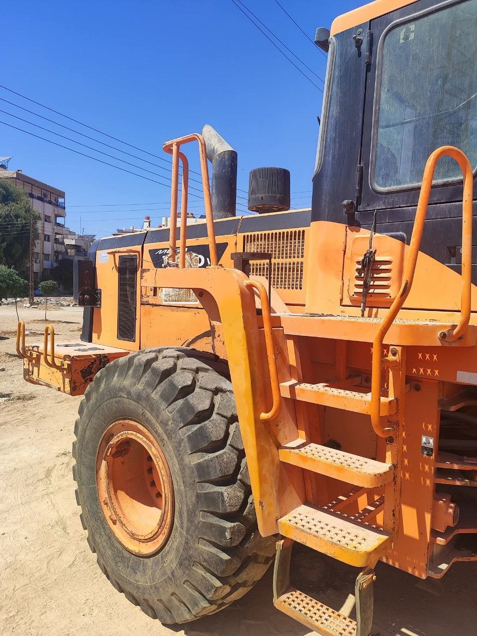 Doosan trucks for sale in Damascus, Doosan 300a loader, 2011 model, located in Damascus, the best site for selling heavy equipment in Syria.