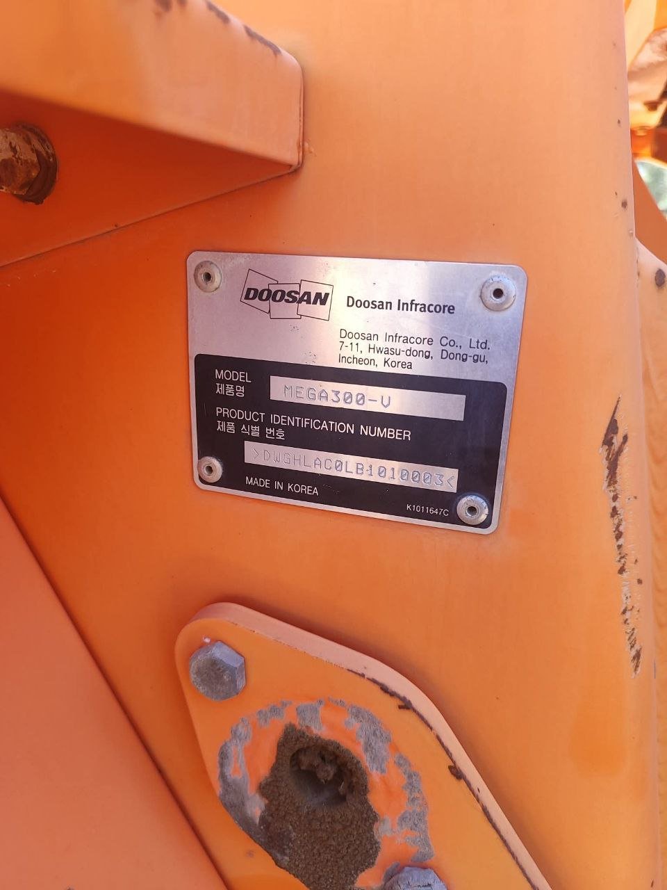 Doosan trucks for sale in Damascus, Doosan 300a loader, 2011 model, located in Damascus, the best site for selling heavy equipment in Syria.