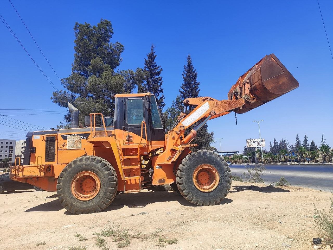 Doosan trucks for sale in Damascus, Doosan 300a loader, 2011 model, located in Damascus, the best site for selling heavy equipment in Syria.