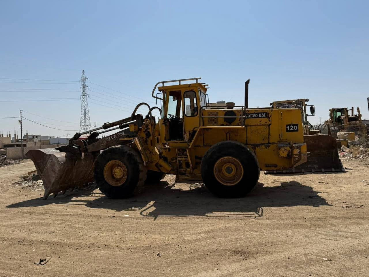 Volvo trucks for sale in Damascus, Volvo L120 loader, 1988 model, located in Damascus, the best site for selling heavy equipment in Syria.