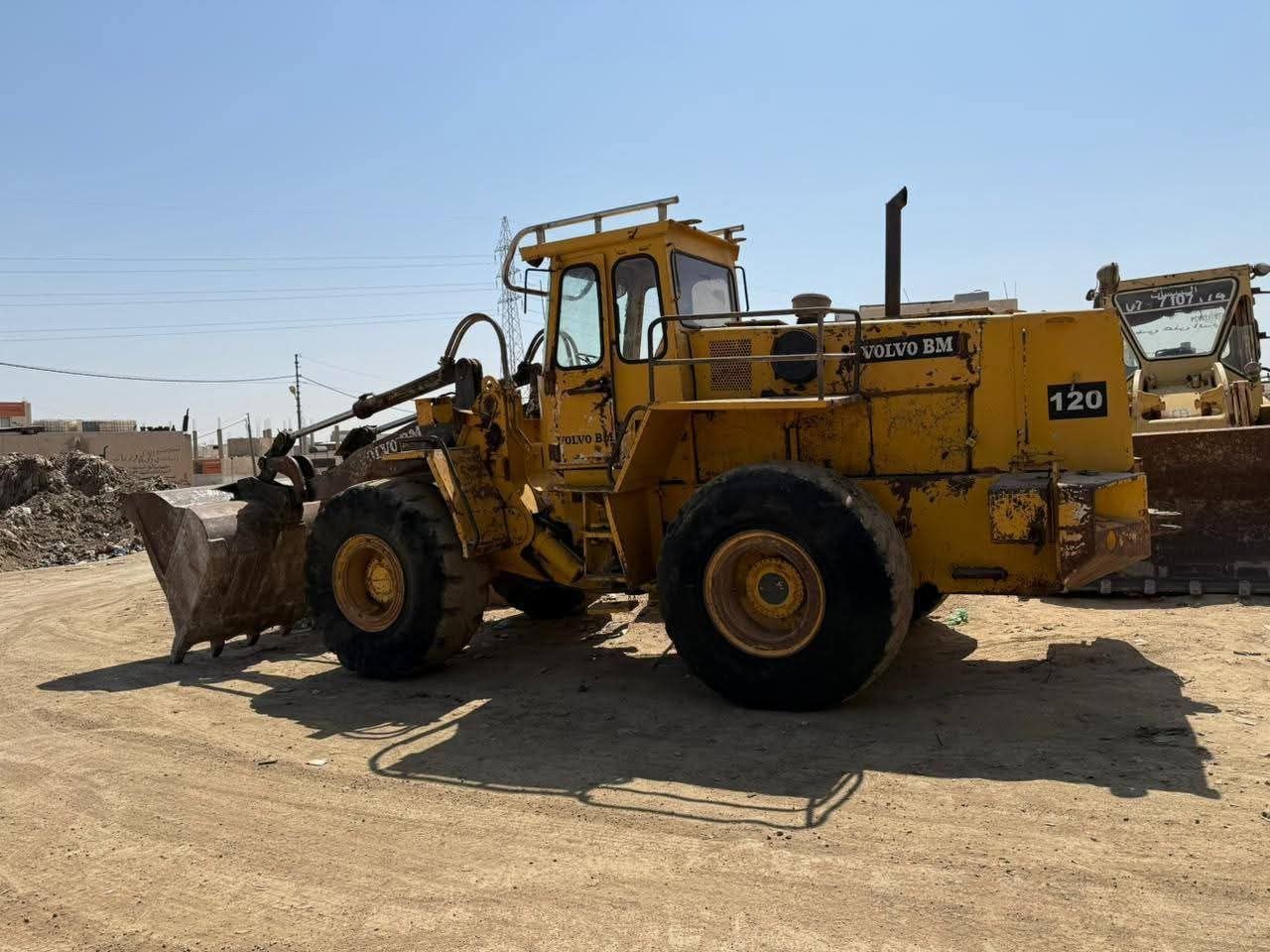 Volvo trucks for sale in Damascus, Volvo L120 loader, 1988 model, located in Damascus, the best site for selling heavy equipment in Syria.