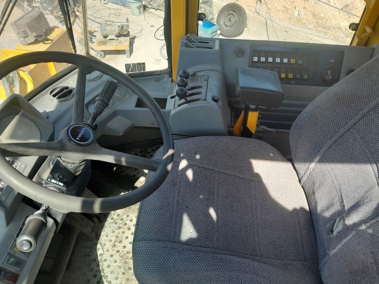 Volvo Trucks in Damascus, Volvo L90 loader, 1995 model, located in Damascus, the best site for selling heavy equipment in Syria