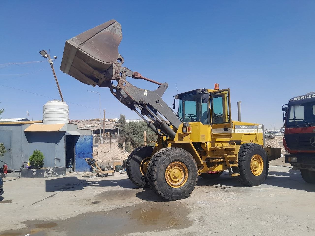 Volvo Trucks in Damascus, Volvo L90 loader, 1995 model, located in Damascus, the best site for selling heavy equipment in Syria