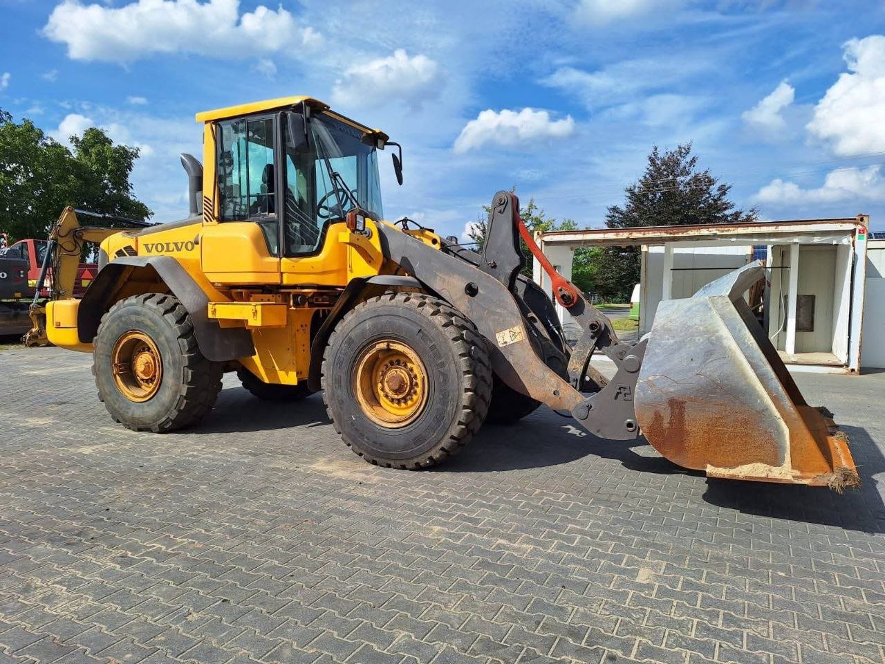 تركس فولفو للبيع في حمص , لودر فولفو L90F موديل 1997 تواجد حمص , أفضل موقع لبيع المعدات الثقيلة في سوريا