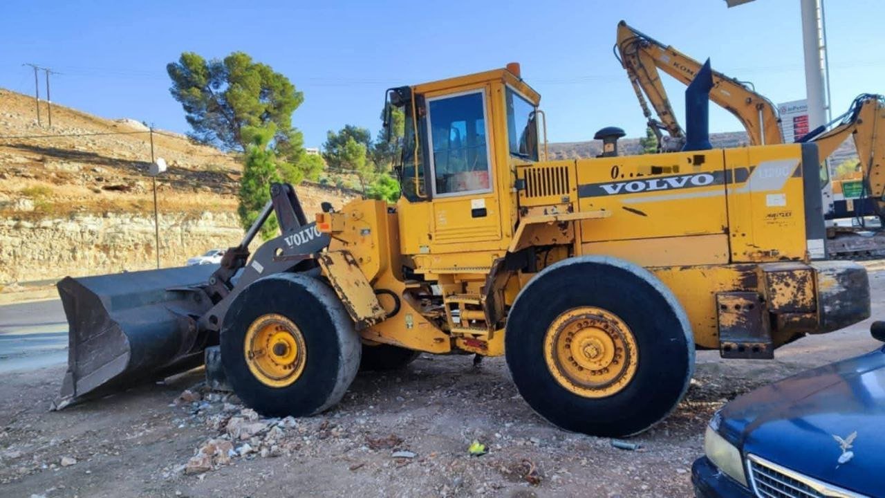 Trucks for sale in Damascus, Volvo 120C loader, 1997 model, located in Damascus, the best site for selling heavy equipment in Syria.